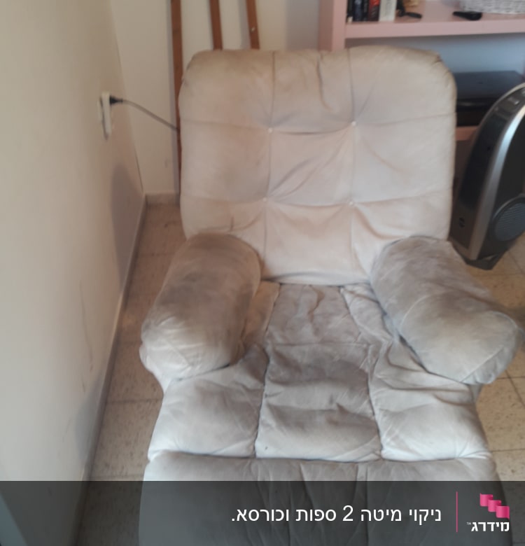 כורסה בהירה עם כתמים על הריפוד